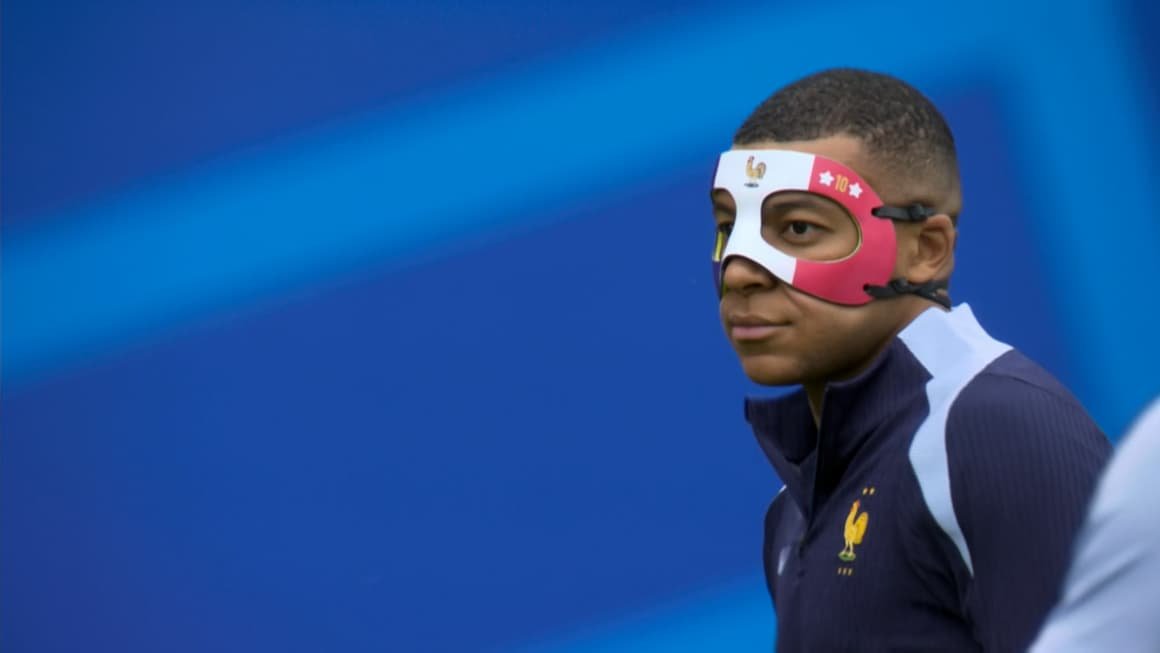 Mbappe avec son masque bleu blanc rouge 1888263