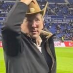 John Textor coiffé d’un chapeau de cowboy beige