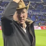 John Textor coiffé d’un chapeau de cowboy beige
