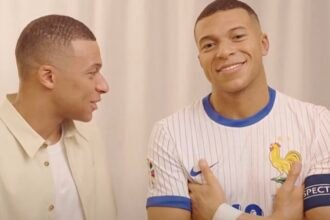 Kylian Mbappé et son double chez Madame Tussauds