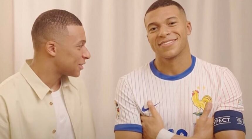 Kylian Mbappé et son double chez Madame Tussauds