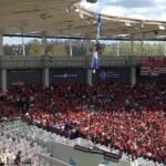 Le parachutiste coincé sur le toit du Stadium de Toulouse... avec le ballon