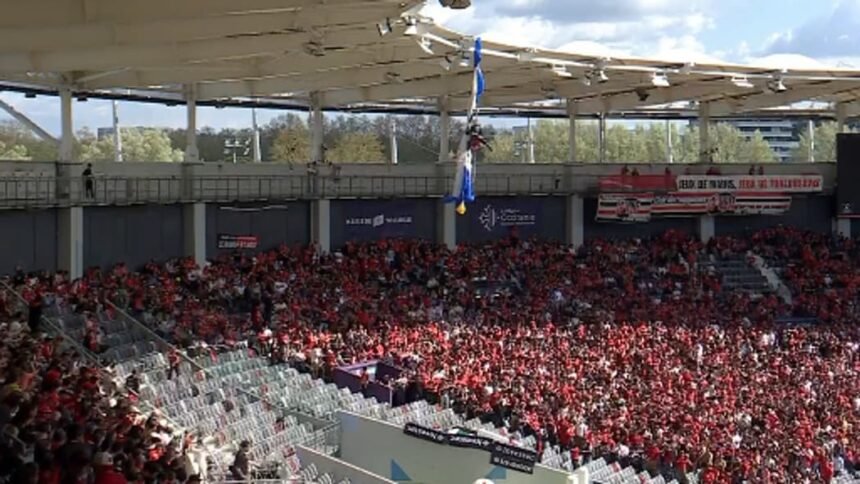 Le parachutiste coincé sur le toit du Stadium de Toulouse... avec le ballon
