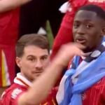 Alexis Mac Allister a taquiné son coéquipier Ibrahima Konaté en lui nouant... un drapeau argentin autour du cou