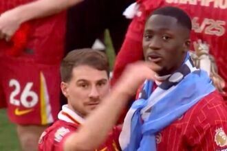 Alexis Mac Allister a taquiné son coéquipier Ibrahima Konaté en lui nouant... un drapeau argentin autour du cou