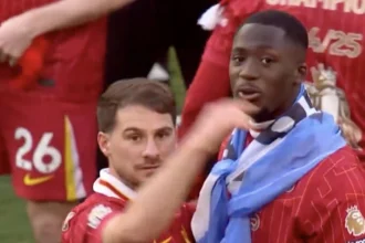 Alexis Mac Allister a taquiné son coéquipier Ibrahima Konaté en lui nouant... un drapeau argentin autour du cou