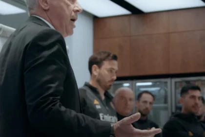 Davide Ancelotti au second plan, aux côtés de son père