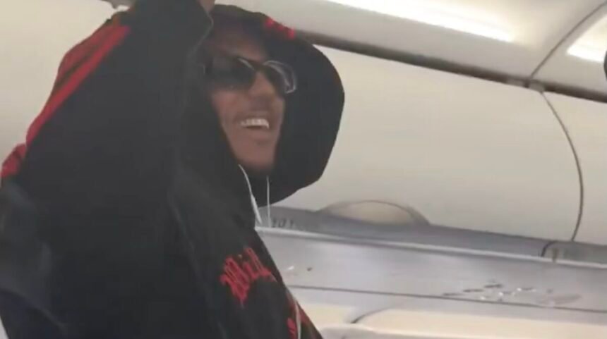 Jules Koundé dans un avion en classe Eco