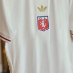 L'OL dévoile un maillot vintage sublime pour fêter les 75 ans du club.  - copyright OL