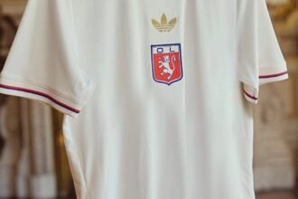 L'OL dévoile un maillot vintage sublime pour fêter les 75 ans du club. ©OL