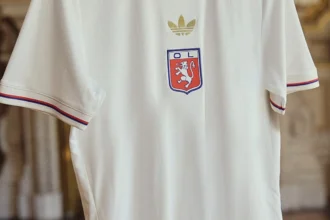 L'OL dévoile un maillot vintage sublime pour fêter les 75 ans du club.  - copyright OL
