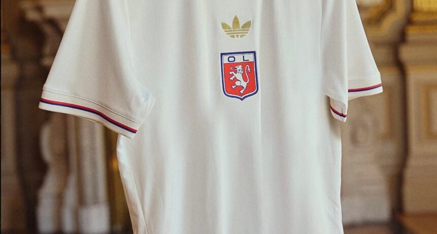 L'OL dévoile un maillot vintage sublime pour fêter les 75 ans du club. ©OL