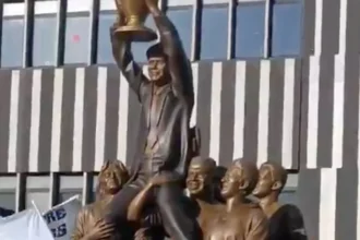 La statue de Bernard Tapie, figure légendaire de l'OM