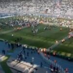 La pelouse de Charléty envahie par des supporters du Paris FC en fête au coup de sifflet final.