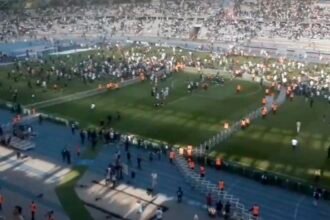 La pelouse de Charléty envahie par des supporters du Paris FC en fête au coup de sifflet final.