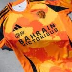 le troisième maillot du Paris FC pour la saison 2025-2026.