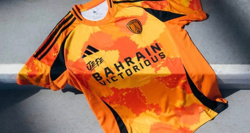 le troisième maillot du Paris FC pour la saison 2025-2026.