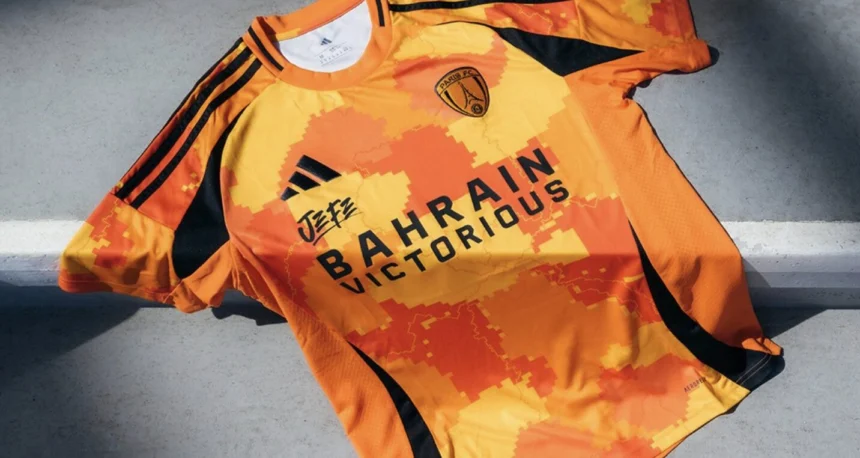 le troisième maillot du Paris FC pour la saison 2025-2026.