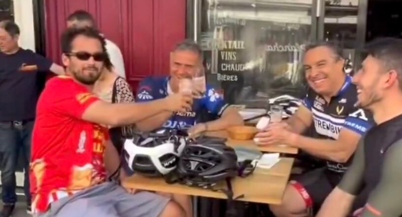 L'entraîneur du PSG Luis Enrique bière à la main en terrasse !