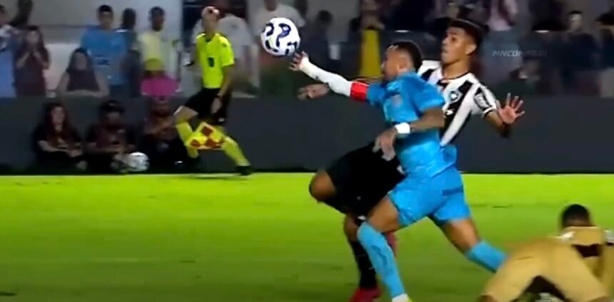 Neymar expulsé... pour un but de la main !