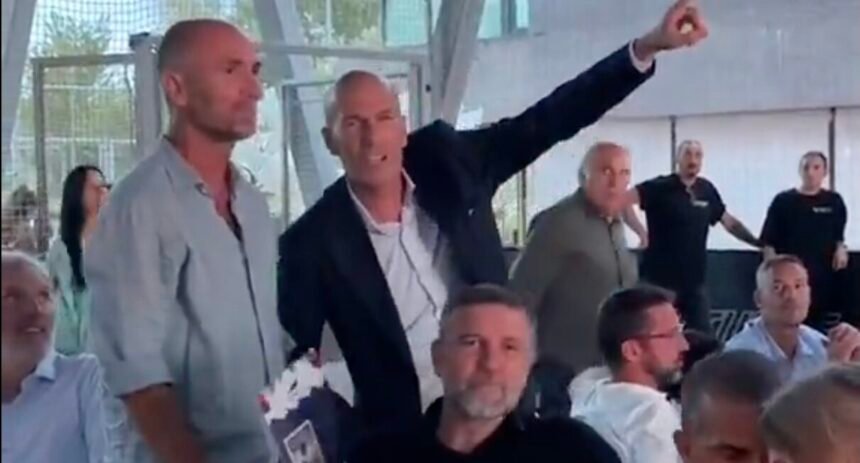 Zidane chante en duo avec Dugarry ou presque