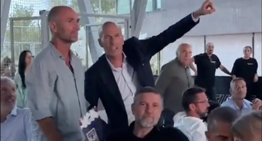 Zidane chante en duo avec Dugarry ou presque