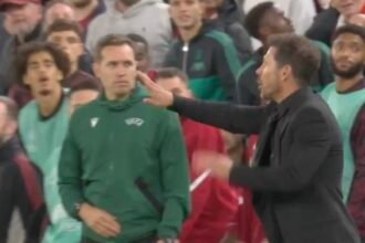 Diego Simeone pète un plomb et s'en prend à des supporters