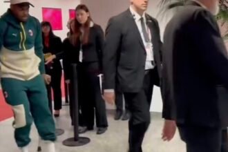 Maike Maignan en béquilles