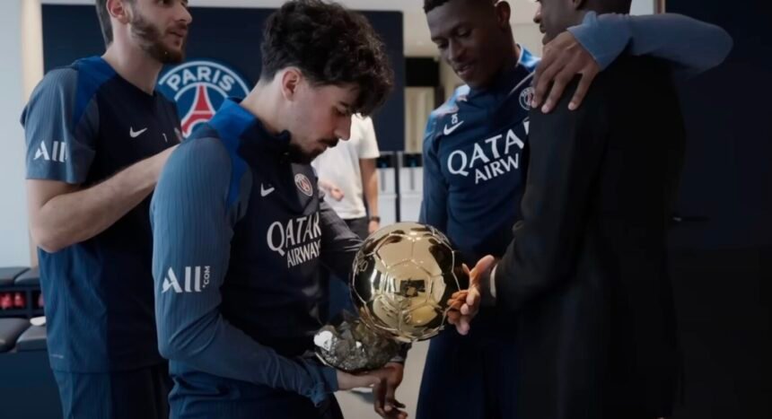 VIDEO. Vitinha carresse le Ballon d'Or avec une folle envie