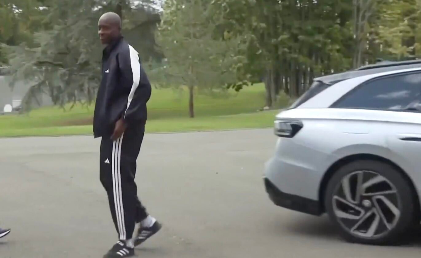 VIDEO. Mateta débarque chez les Bleus dans une tenue surprenante