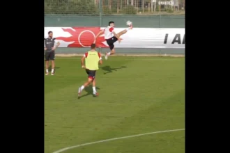 VIDEO. Kvaratskhelia, un contrôle acrobatique qui fait peur à tout le PSG