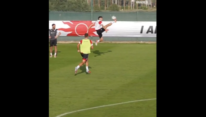 VIDEO. Kvaratskhelia, un contrôle acrobatique qui fait peur à tout le PSG