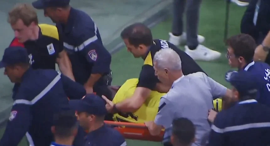 VIDEO. OM - Gouiri évacué sur civière