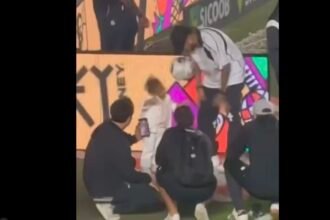 VIDEO. Sa fille frappée par un ballon, Neymar quitte le stade