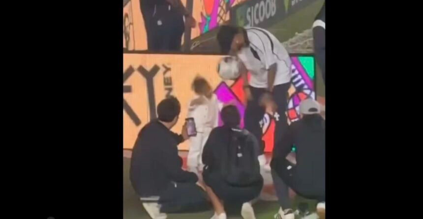 VIDEO. Sa fille frappée par un ballon, Neymar quitte le stade
