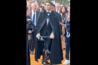 VIDEO. Hakimi récupère son Ballon d’Or Africain… en« trottinette de gala »