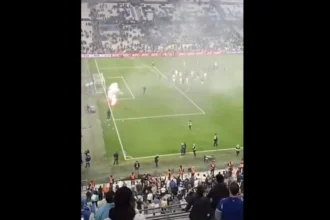 Les joueurs de l'OM visés par des fumigènes de leurs propres supporters