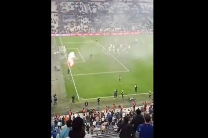 Les joueurs de l'OM visés par des fumigènes de leurs propres supporters