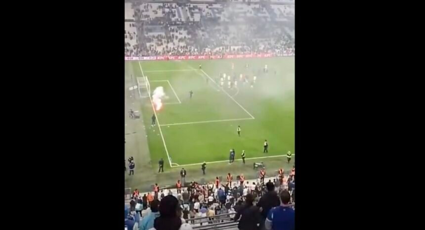 Les joueurs de l'OM visés par des fumigènes de leurs propres supporters