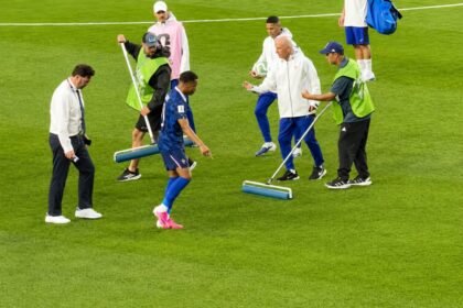 Kylian Mbappé nettoie la pelouse