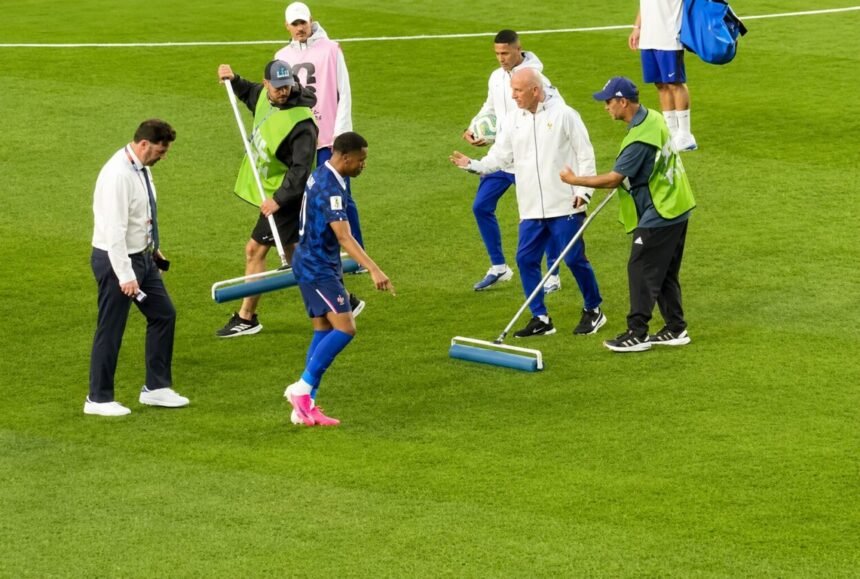 Kylian Mbappé nettoie la pelouse