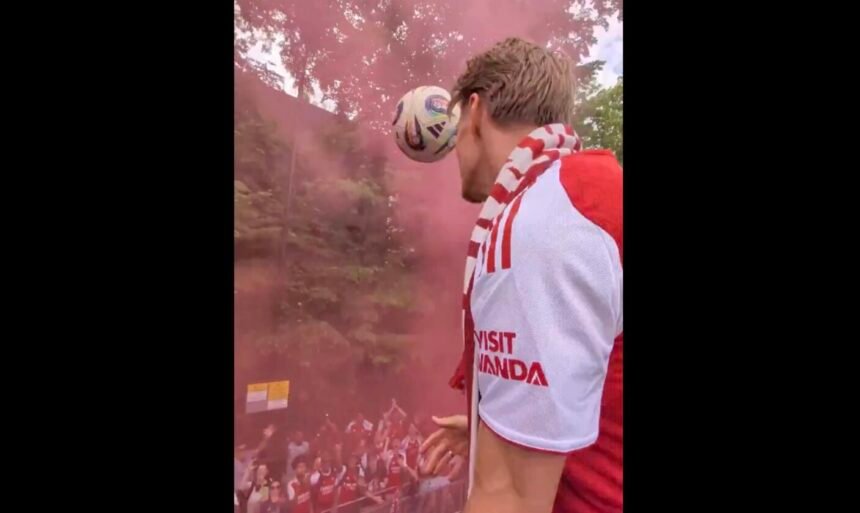 VIDEO : Odegaard assomme un policier en pleine parade !