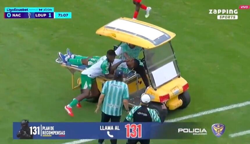 Une voiturette de secours renverse un joueur en plein match !