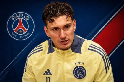 Mika Godts (Credit photo Ajax / Montage kickfootball.fr)