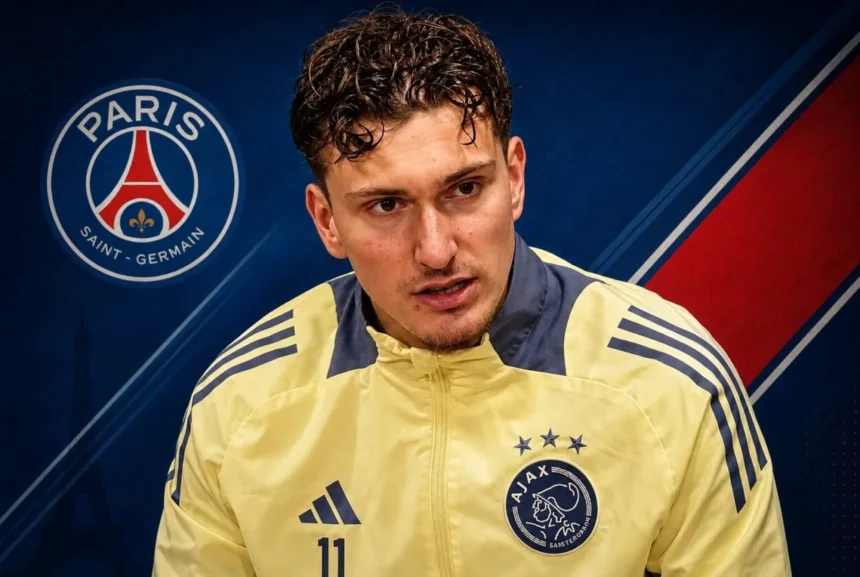 Mika Godts (Credit photo Ajax / Montage kickfootball.fr)