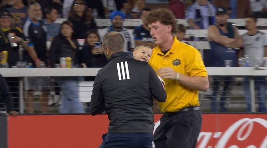 VIDEO. Un bébé envahit une pelouse de MLS (Credit photo MLS)